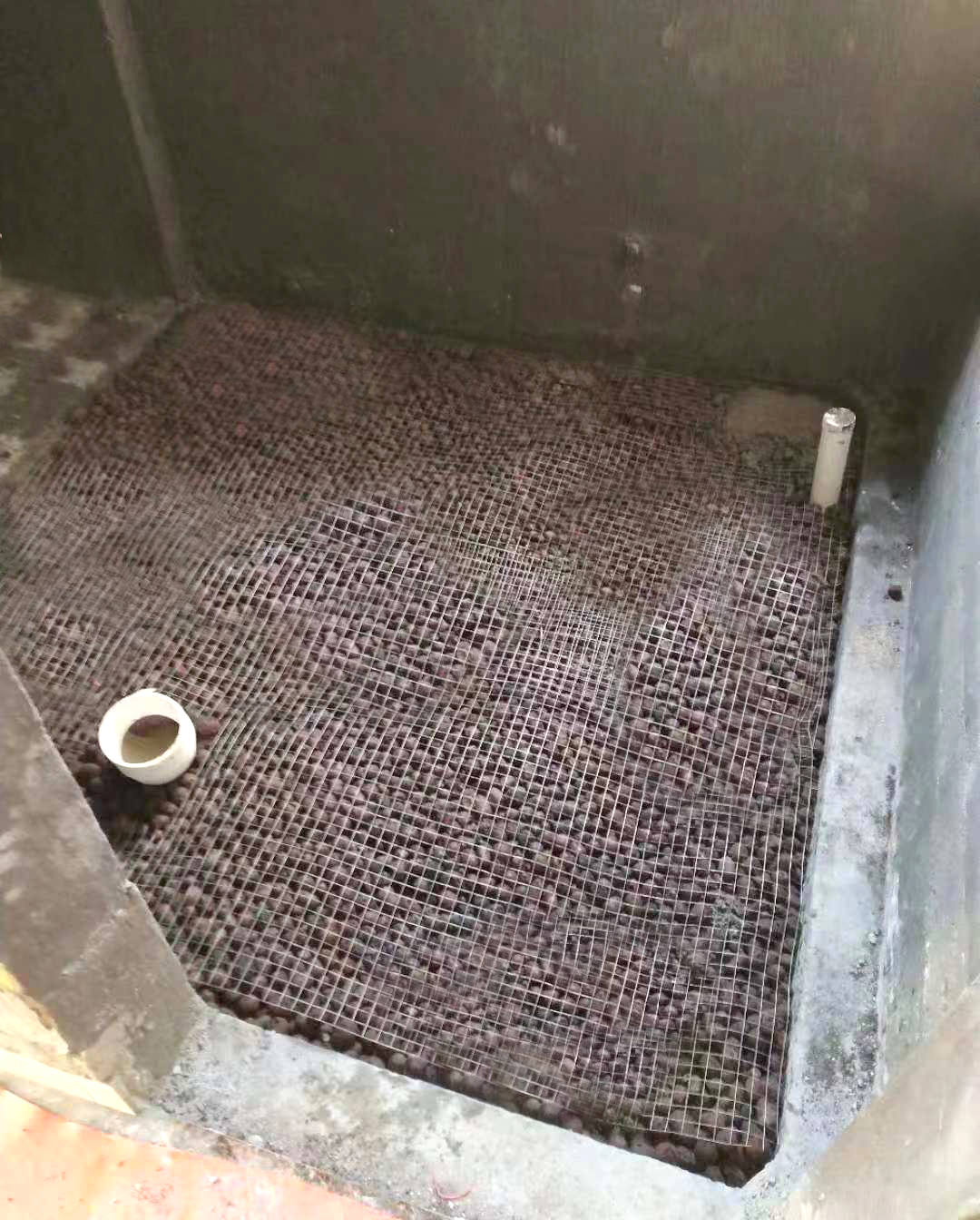 做完衛(wèi)生間防水，要不要抹一層水泥砂漿再貼瓷磚